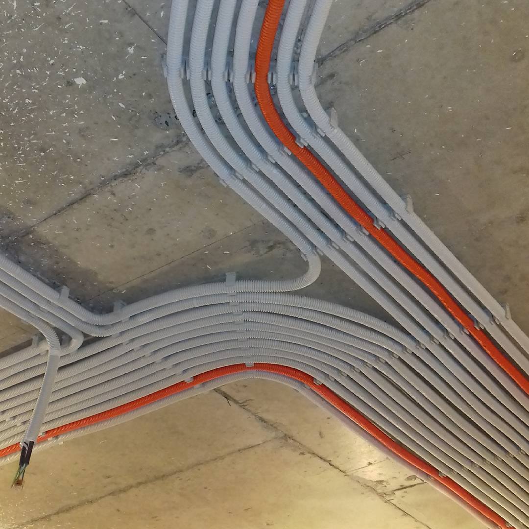 Прокладка электро кабелей по потолку.
