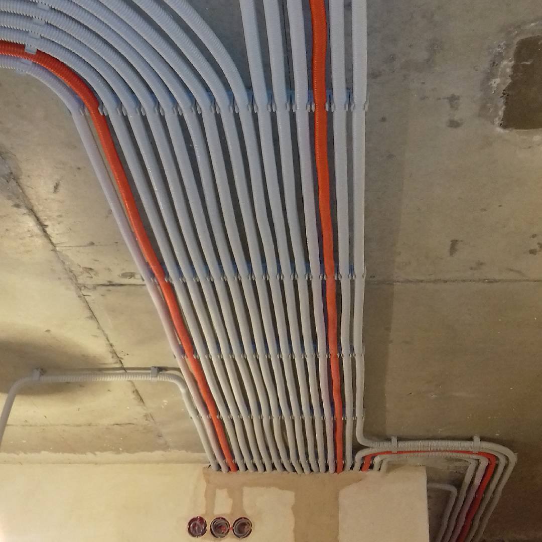 Elektrik kabellərinin tavana çəkilməsi.