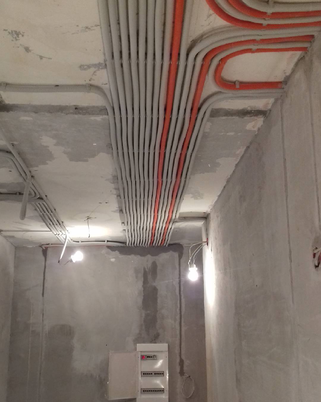 Прокладка электро кабелей по потолку.
